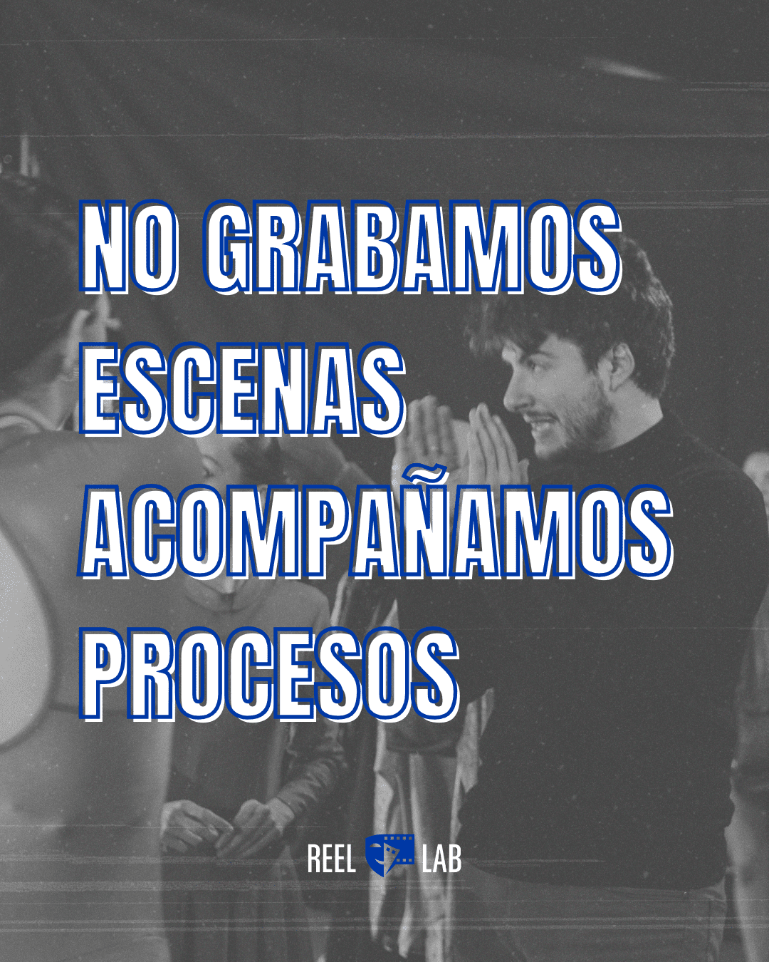 escena de actores con el texto: no grabamos escenas, acaompañamos procesos
